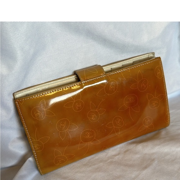 Authentic CHANEL CC Logo with kiss-lock wallet. Comes with authenticity card. - Picture 2 of 10